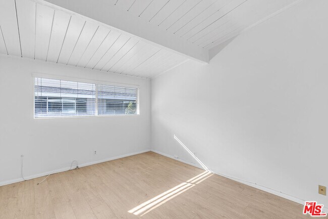 Building Photo - 4040 Grand View Blvd