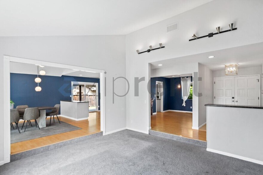 Building Photo - Unit