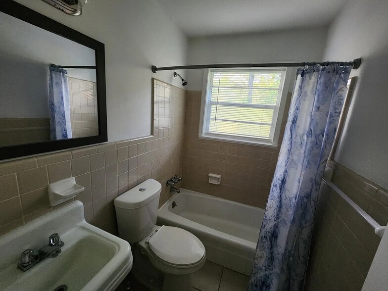 Building Photo - Room in Duplex on Monticello St