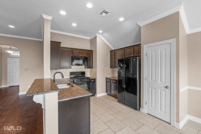 Building Photo - Brick Home In Haughton