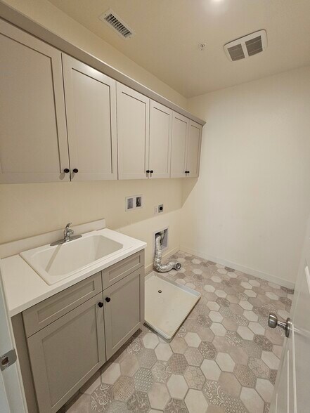 Building Photo - 10537 San Bruno St