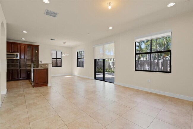 Building Photo - 10021 NW 87th Terrace