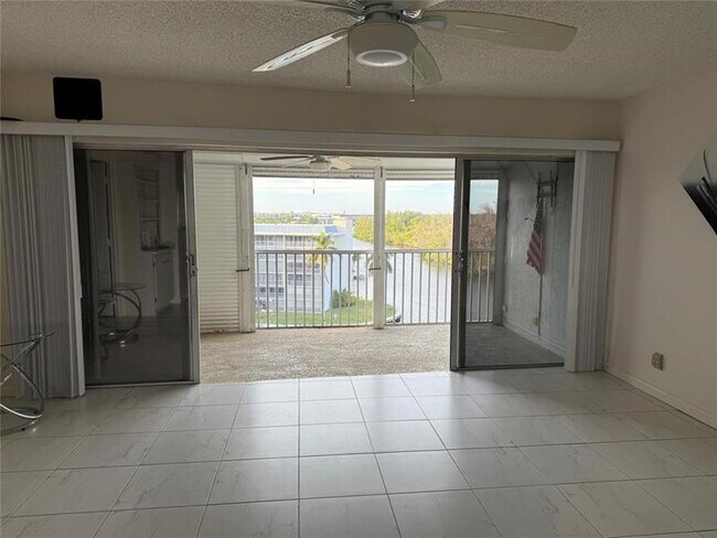 Building Photo - 1537 E Hillsboro Blvd