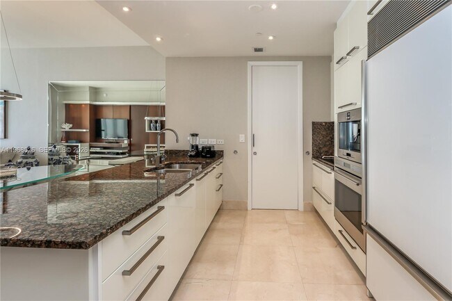 Building Photo - 16001 Collins Ave