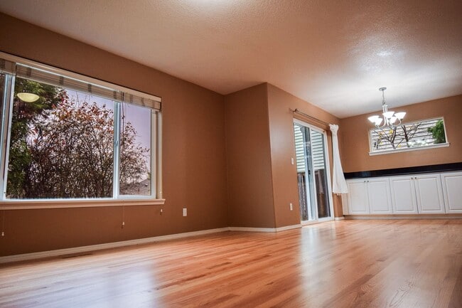 Building Photo - Move In Special!  $1000 Off!  Beautiful Spacious Home!