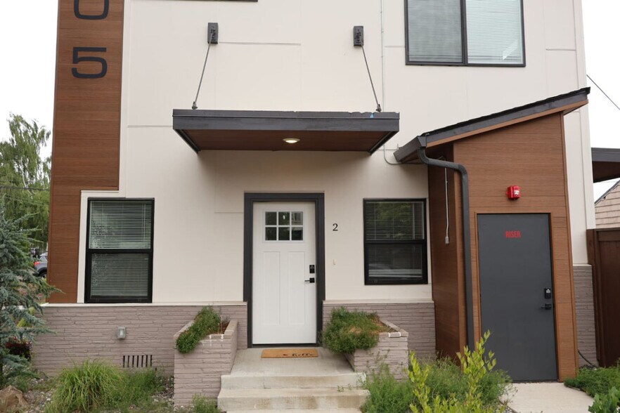 Building Photo - 204 E 35th St