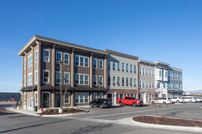 Building Photo - Grovecrest Center