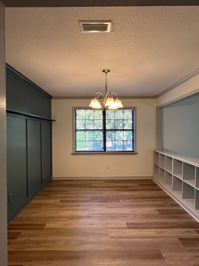 Building Photo - 185 Hickory Tree Ln