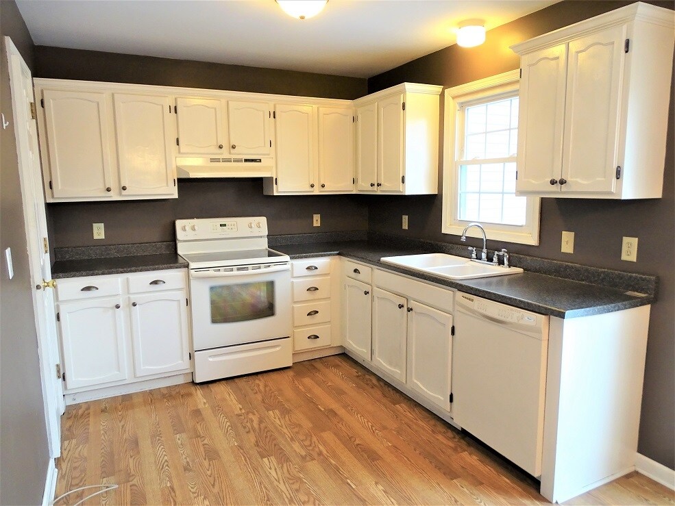 Building Photo - 137 Village Ct