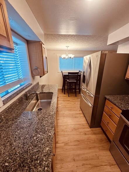 Building Photo - 844 S Roberta St