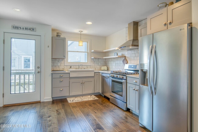 Building Photo - 11 Beach St