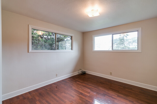 Building Photo - 3-Bedroom, 1-Bath duplex In Eugene South H...