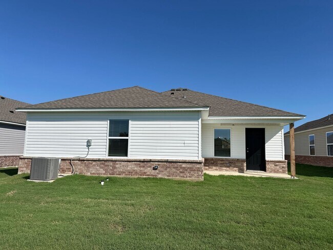 Building Photo - Pre-Leasing Now! Don't Miss This Charming 3-Bedroom, 2-Bath Home in Claremore