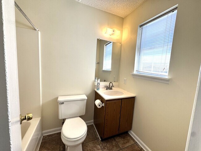 Building Photo - Adorable Duplex- Fenced Yard!