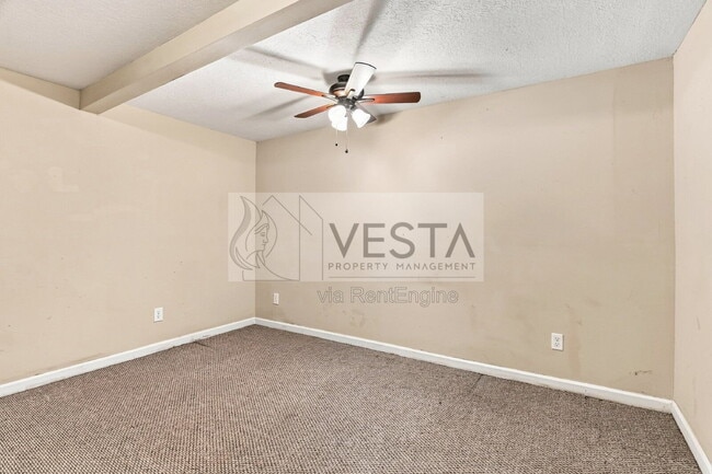 Building Photo - 121 Lyndhurst Dr