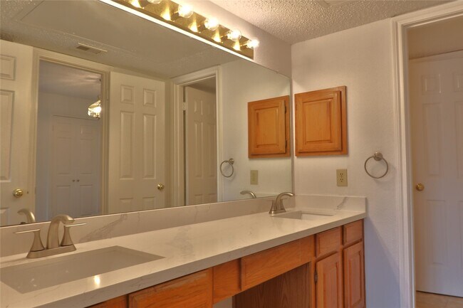 Building Photo - 1311 Antoine Dr