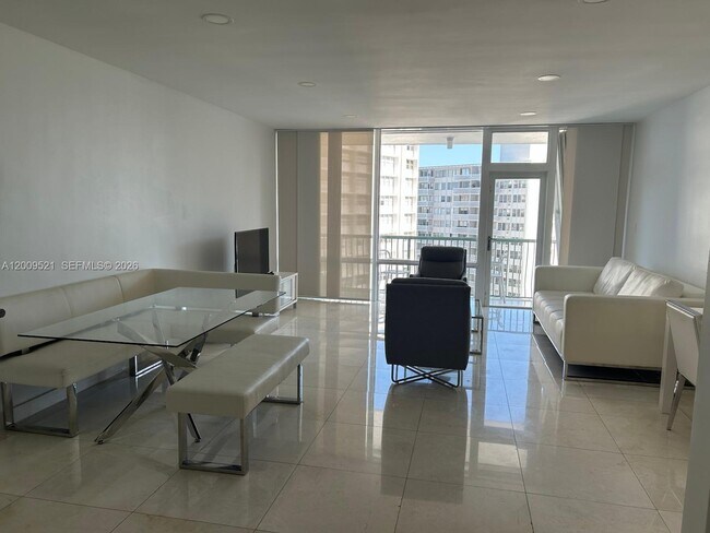 Building Photo - 1408 Brickell Bay Dr