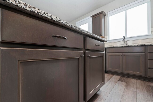 Building Photo - Charming & Modern Townhouse in Meridian!