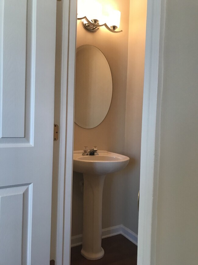 Building Photo - 3 Bedroom  2.5 Bath townhome located at  T...