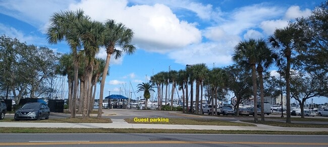 Building Photo - Cozy 1-Bedroom Condo Near the Marina and D...