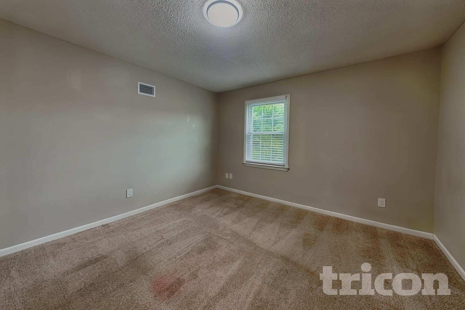Building Photo - 9719 N Kenwood Ct