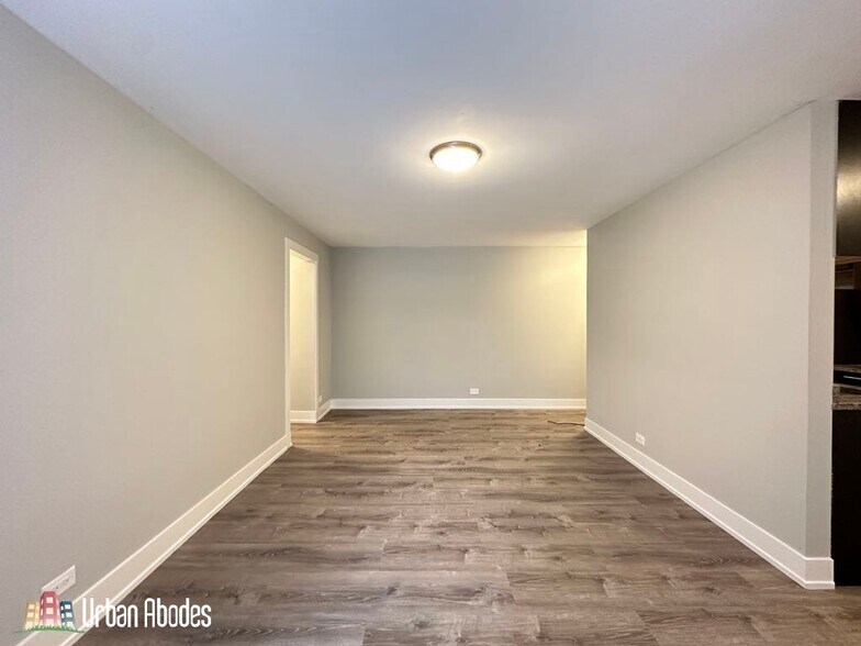 Building Photo - 527 W Surf St