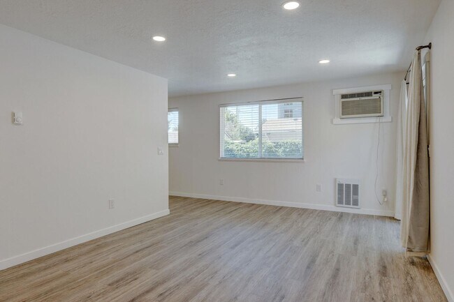 Building Photo - Newly Renovated Townhouse - Pet Friendly!!