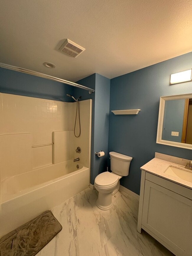 Building Photo - Bright and Sunny 2-bed 1-bath condo Kent!