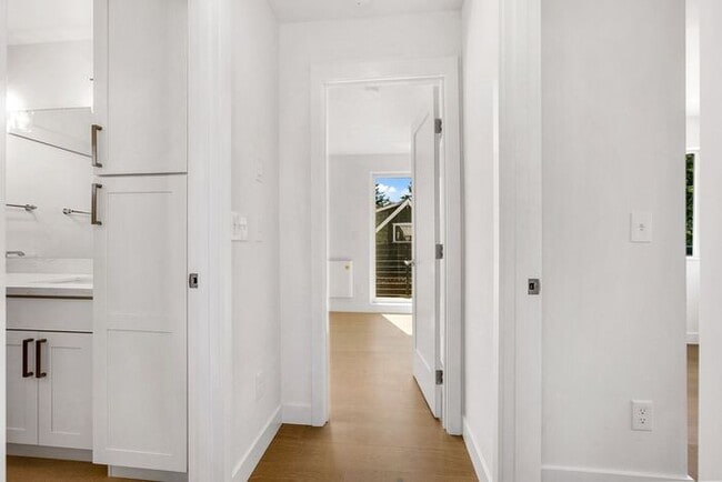 Building Photo - Fresh AIR CONDITIONED Arbor Lane Beauty!