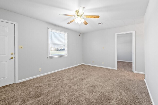 Building Photo - Cozy Two Bedroom Apartment