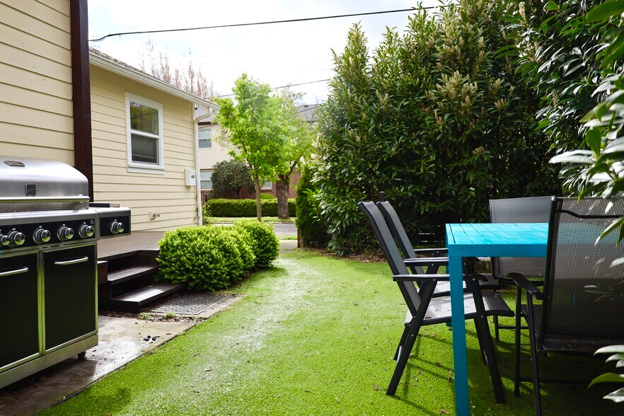 Building Photo - 712 SE 42nd Ave