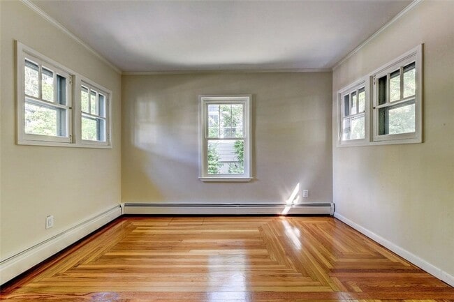 Building Photo - ****Pawtucket/Oakhill - Three Bed Single F...
