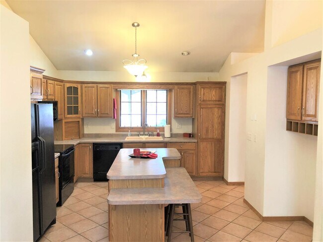 Building Photo - Charming 3-Bedroom Home with Fireplaces an...