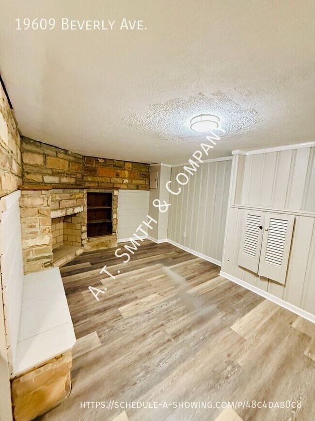 Building Photo - 19609 Beverly Ave