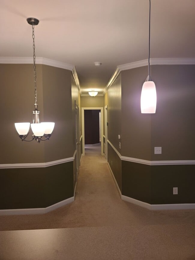 Building Photo - Spacious low maintenance living in a conve...