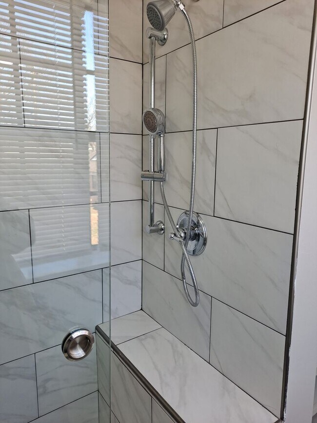 Building Photo - 2 bedroom 2 bath condo $1,150.00 water included