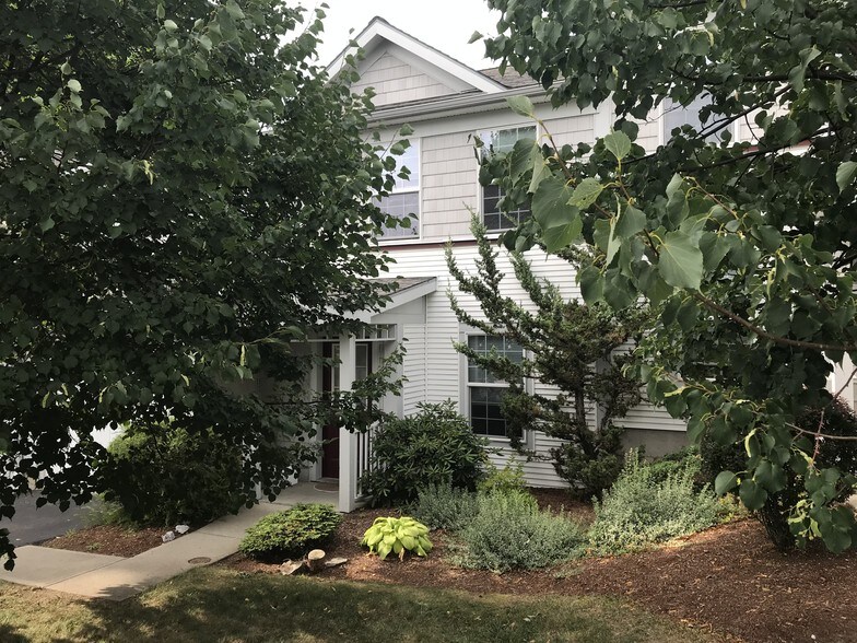 Entry - 131 Stonington Cir