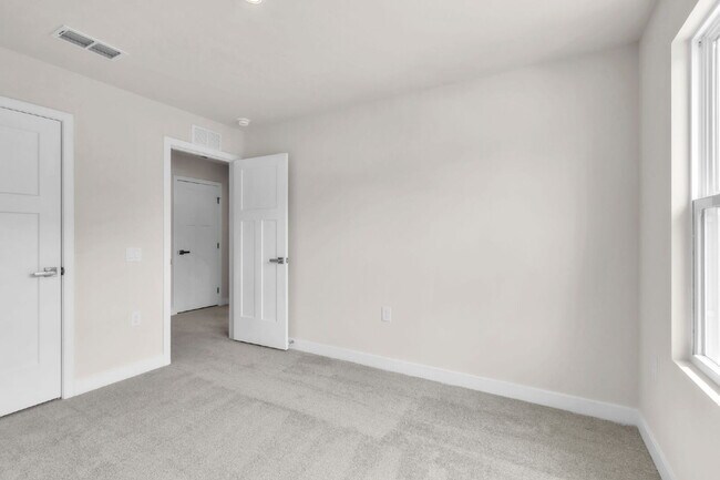 Building Photo - Modern New, Never Lived-in 3BR/2.5BA Townh...