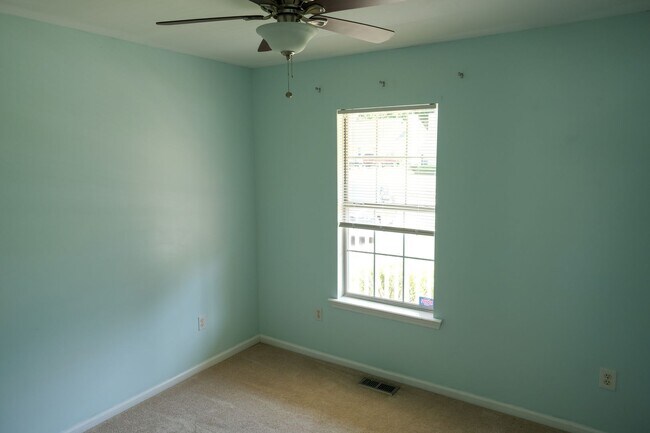 Building Photo - 3 Bedroom, 2 Bath house with fenced yard!