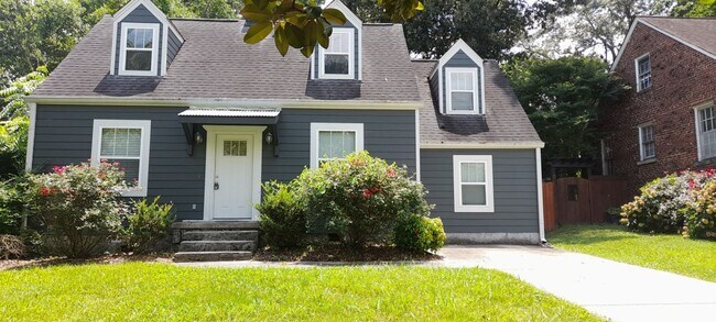 Primary Photo - 2 Bedroom 2 Bath home with fenced in backyard