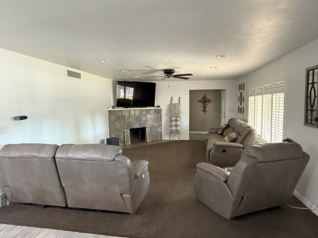 Building Photo - Beautiful Southside Los Banos Rental