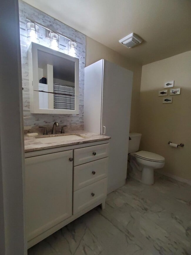 Building Photo - Cozy, 2 Bedroom Apartment for Rent in the Birchwood Neighborhood!