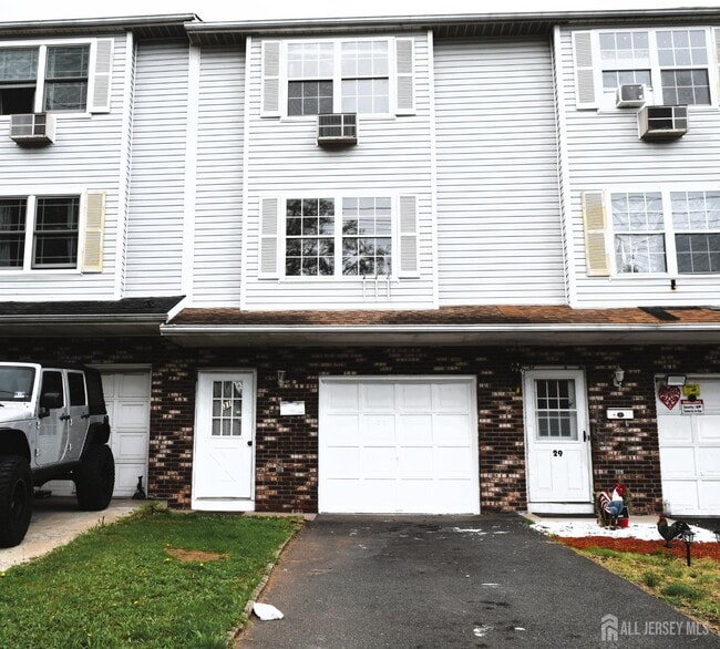 Building Photo - 31 Larch St