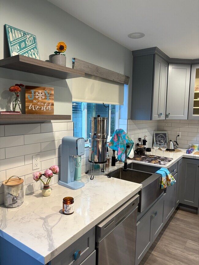 Building Photo - 148 Galsworthy St