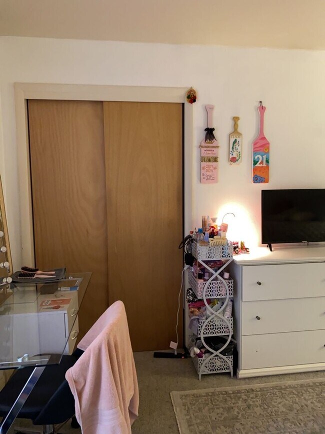 Building Photo - STUDENTS WELCOME! Sprawling 6 Bed / 3 Bath Home Near College and Drake