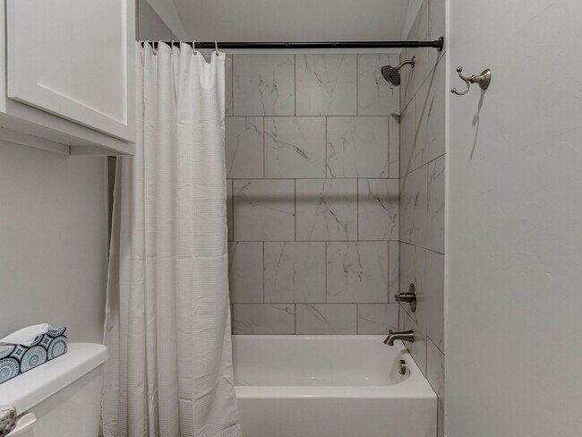 Building Photo - Cozy 3-Bed Retreat in Yukon - Fully Furnished & All Utilities Included