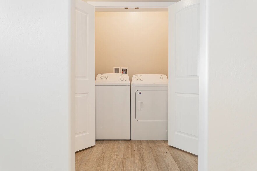 Building Photo - 1701 S Dandelion St