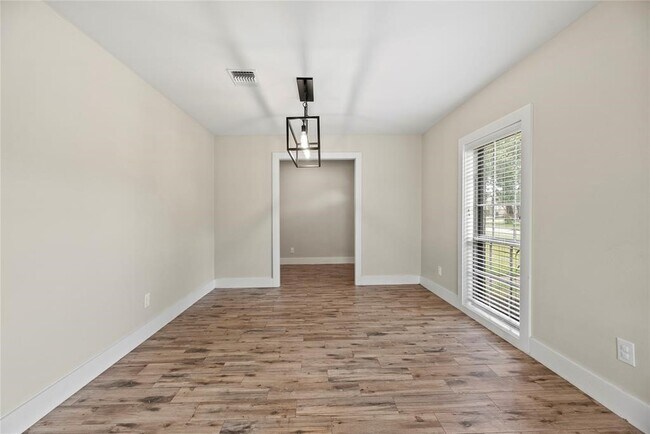 Building Photo - 2219 Briarview Dr