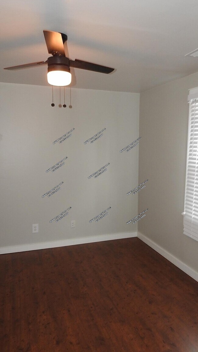 Building Photo - Charming 2 bedroom and 1 bath top-floor duplex located on Holmes St Kansas City, MO