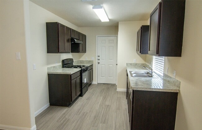 Building Photo - 909 Ember Wood Ct